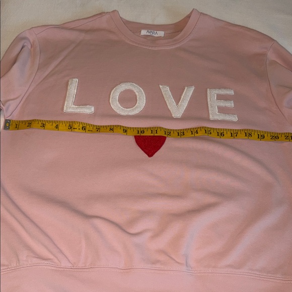 Avara Love Sweatshirt with Heart Design Size Small Pink Color - Picture 7 of 11